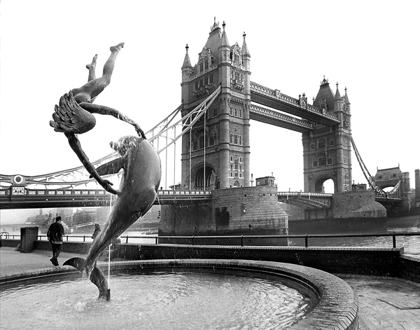 Dolphin Fountain in foreground, Tower Bridge in background